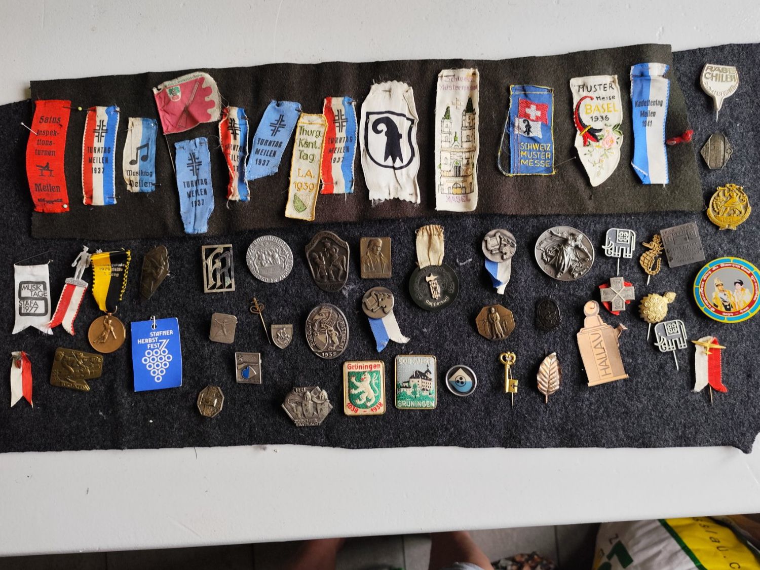 Placchette & Badge: Konvolut Pins Anstecker Abzeichen – Usato da Uerikon venduto da guggif