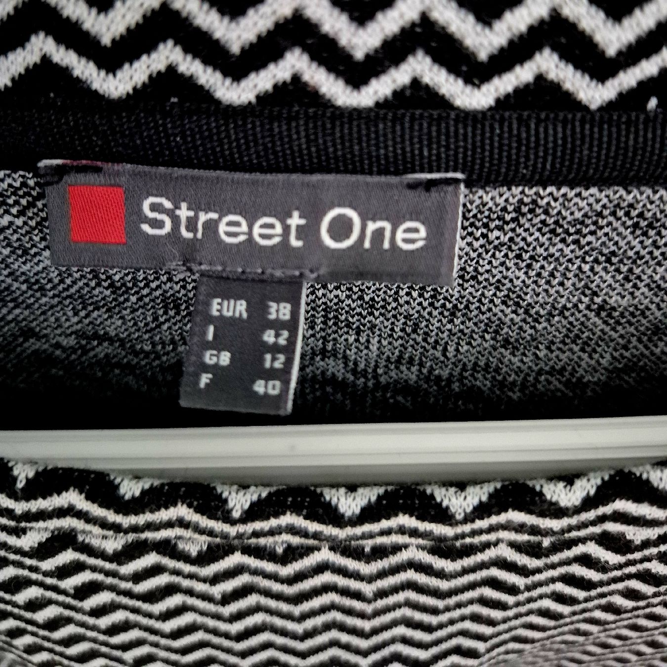 Lotti di vestiti: Street One Strickjacke und Pullover 38 Zick Zack Muster – Nuovo (secondo la descrizione) da Lengnau BE venduto da cantharis 3