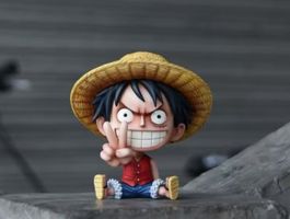 One Piece Monkey D Ruffy Figur sitzend