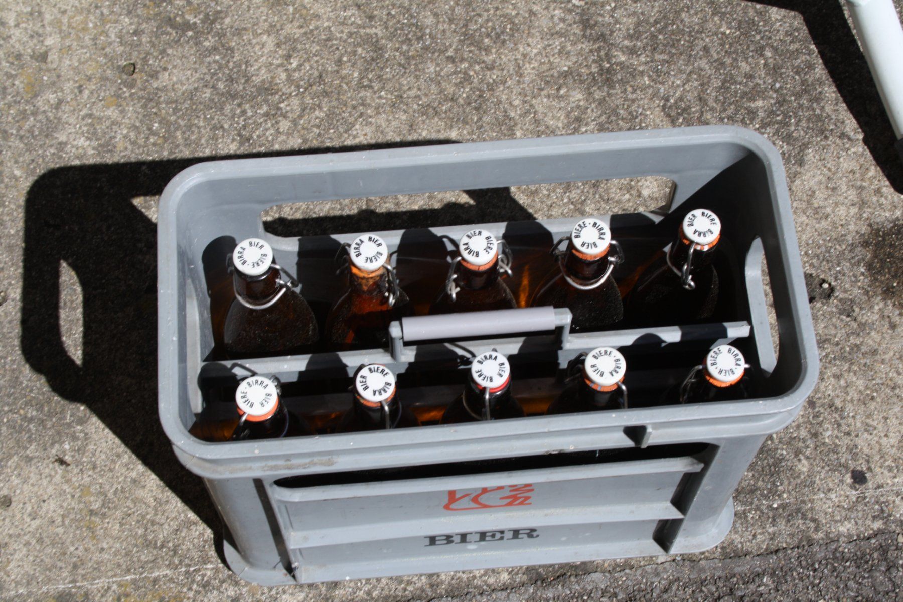 Casse di vino e birra: EICHHOF BIERKISTE MIT  BÜGELFLASCHEN – Usato da Wauwil venduto da Pneuedy 2
