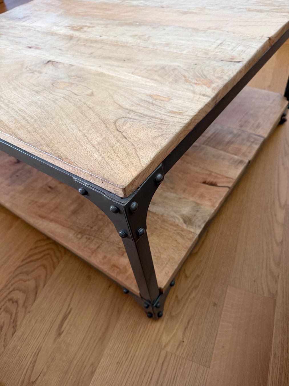 Tavoli: Couchtisch Holz mit Metallgestell – Usato da Aarburg venduto da Ankeraz 1
