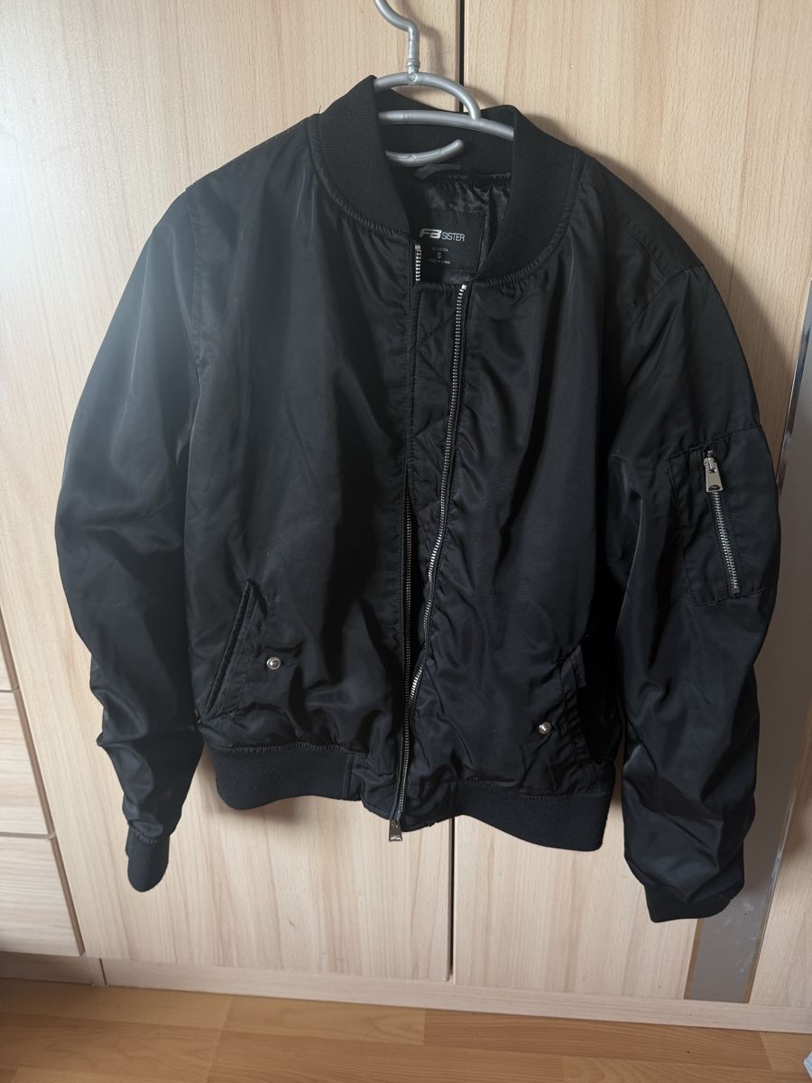 Vestes: Bomber noir taille S bon état – D'occasion à Biel/Bienne par ant_h25x