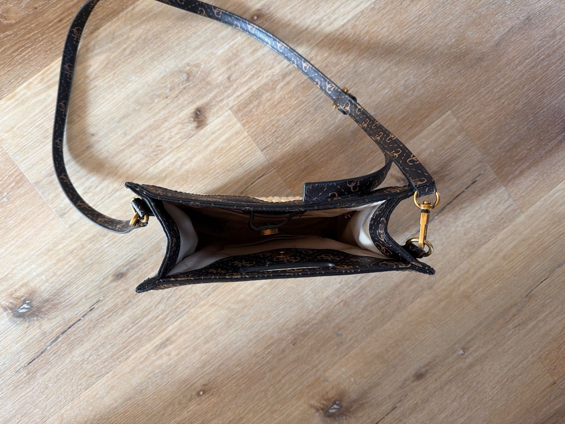 Guess Taschen für Damen: Guess Tasche – Gebraucht aus Eggerberg von Truffi99 2