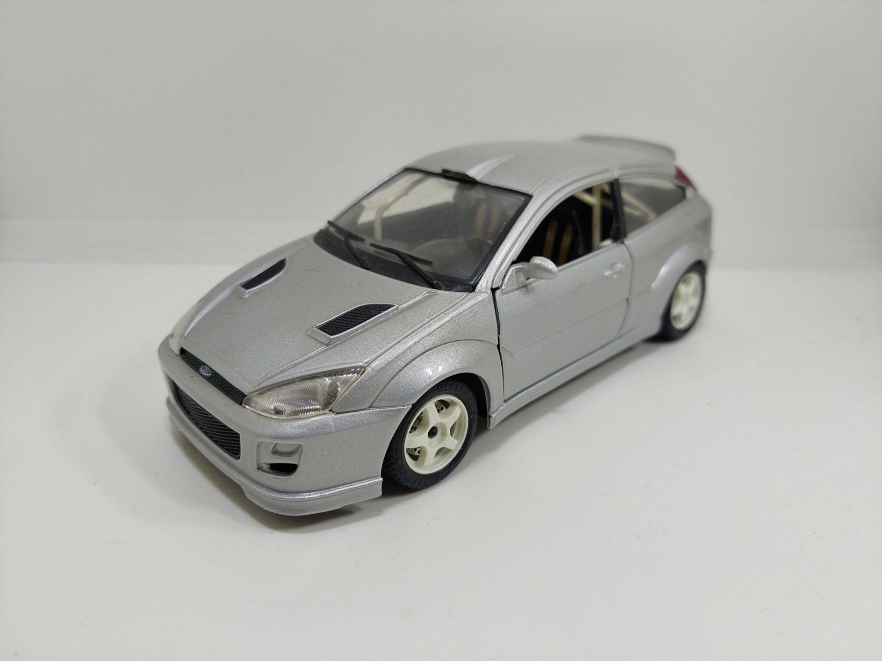 Bburago Modellini d'auto: 1:24 Ford Focus Burago – Usato da Cugnasco venduto da AndyAlfa