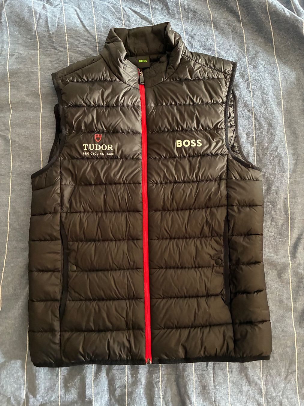 Hugo Boss Gilets & Westen: BOSS Weste Tudor Pro Cycling – Neu (gemäss Beschreibung) aus Basel von die_bg96