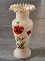Vintage Opalglas Vase mit Faltenrand – handbemalte Blumen