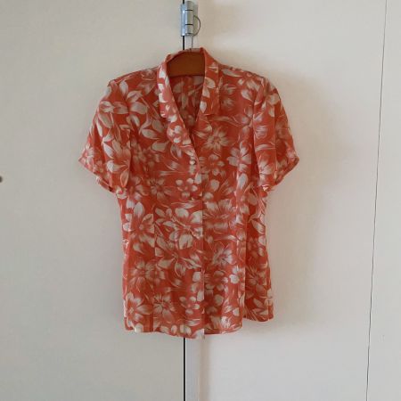Bluse mit Blumenmuster, Grösse M, Top Zustand!