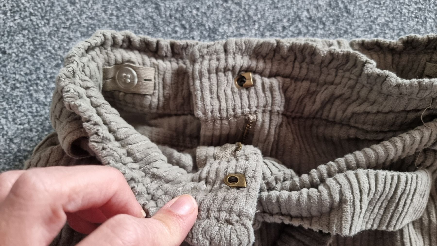 Pantalons: Short velours 5 ans – D'occasion à Les Breuleux par Mily1991 2