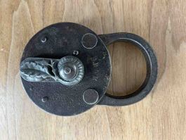 Antikes Vorhängeschloss Metall
