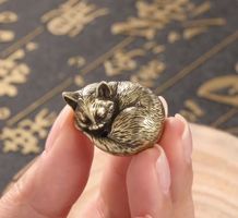 Schlafende Katze aus Messing – Miniaturfigur
