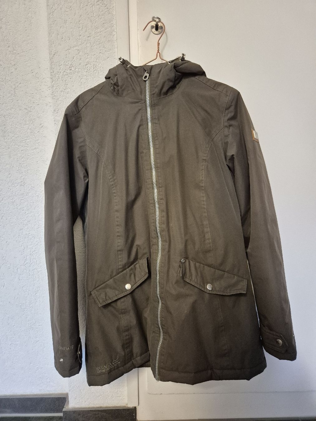 Giacche: schöne olivgrüne Regenjacke – Usato da Kehrsatz venduto da flu_2lhj