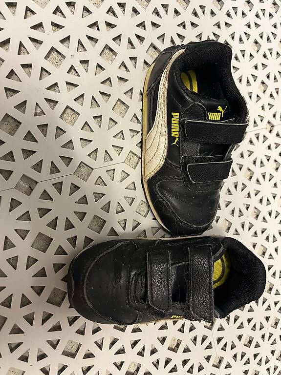 Scarpe per ragazzi: Div. Schuhe je 1.- – Usato da Aefligen venduto da Biienli 2