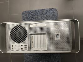 Mac Pro Tower inklusive dazugehöriger Bildschirm 29,5 Zoll