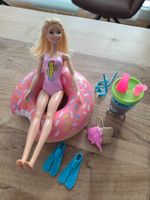 Barbie mit Schwimmring und Zubehör