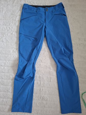 Pantalon Norrøna bleu, idéal pour vos aventures d'été ☀️