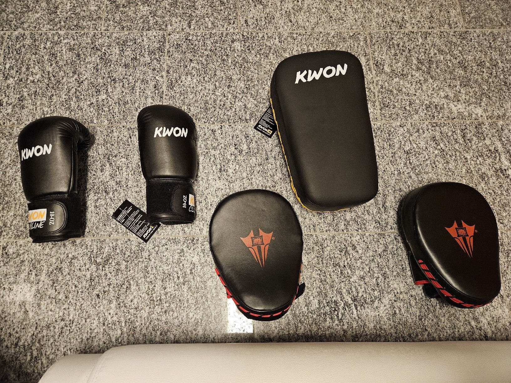 Sonstige Accessoires für Herren: Boxhandschuhe, Hand-und Beinschoner – Neu (gemäss Beschreibung) aus Gutenswil von Looc01