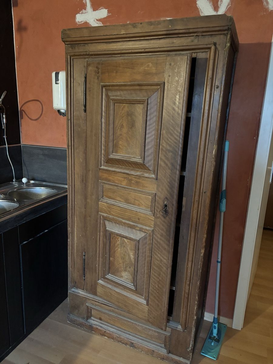 Armadi: Armoire ancienne en bois massif – Usato da Wavre venduto da margot0210