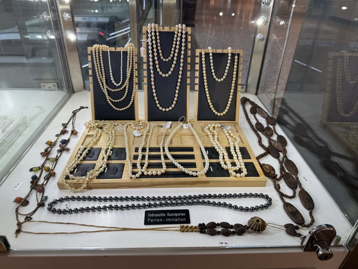 Altri gioielli: Perlen-Imitation & Modeschmuck Konvolut – Usato da Allschwil venduto da Paradies_Allschwil