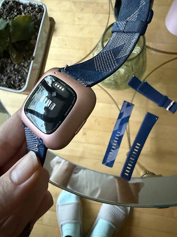 Smartwatch: Fitbit Versa 2 – Gebraucht aus Bern von Sellionaire_007 1