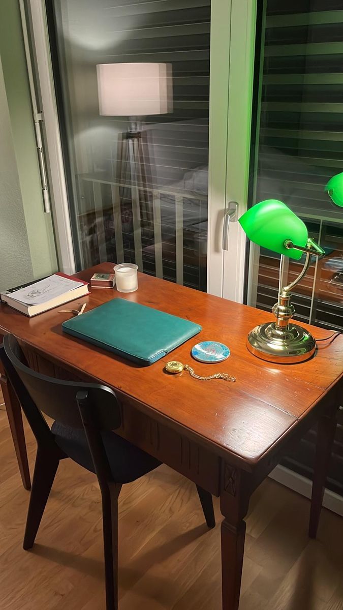 Schreibtische: Desk / Bureau – Gebraucht aus Domdidier von lul_mb6f 1