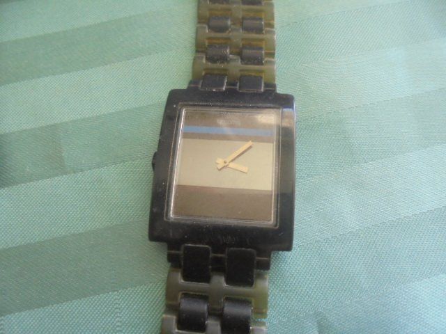 Swatch Uhren: 3 SWATCH SQUARE Uhren defekt – Defekt aus Hinwil von Glasperlen 3