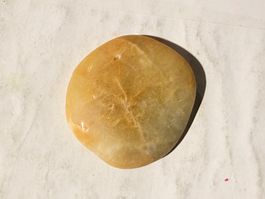 Schöner Naturstein, oranger Quarz. 79g. Massagestein flach.