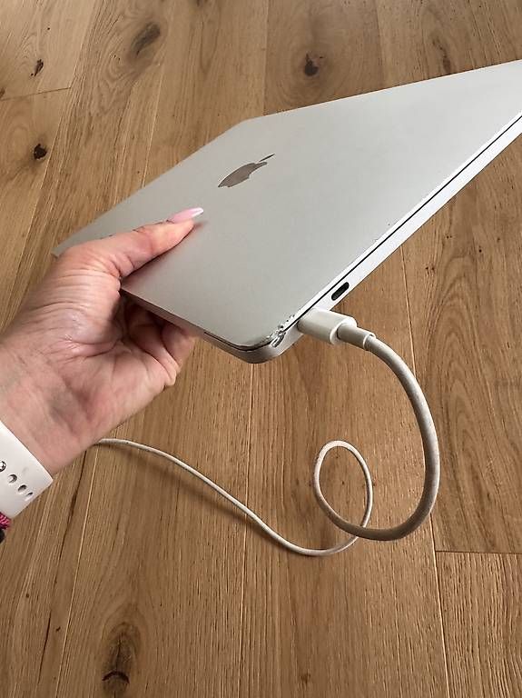 Notebook: MacBook Pro 132017 inkl. Ladegerät & Schutzhülle – Usato da Richterswil venduto da Jessicafust 3