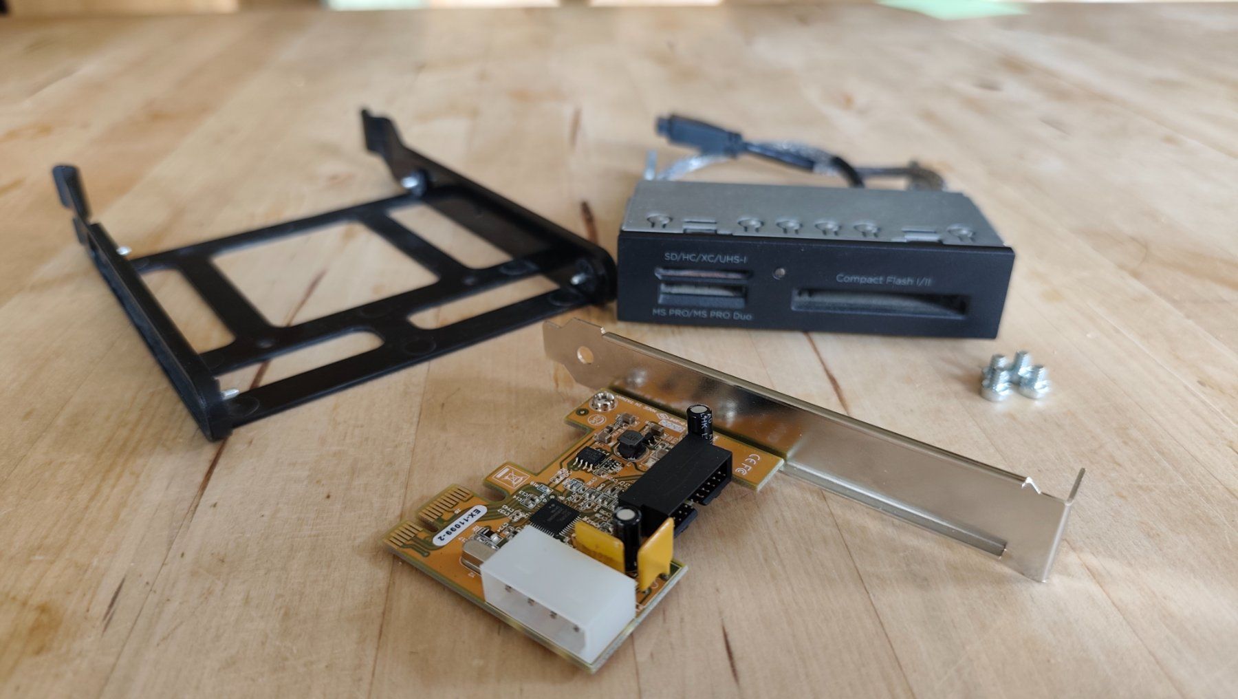 Componenti elettronici: Interner PC Frontpanel MultiCardReader/Writer komplett Set – Usato da Diemtigen venduto da s.litze