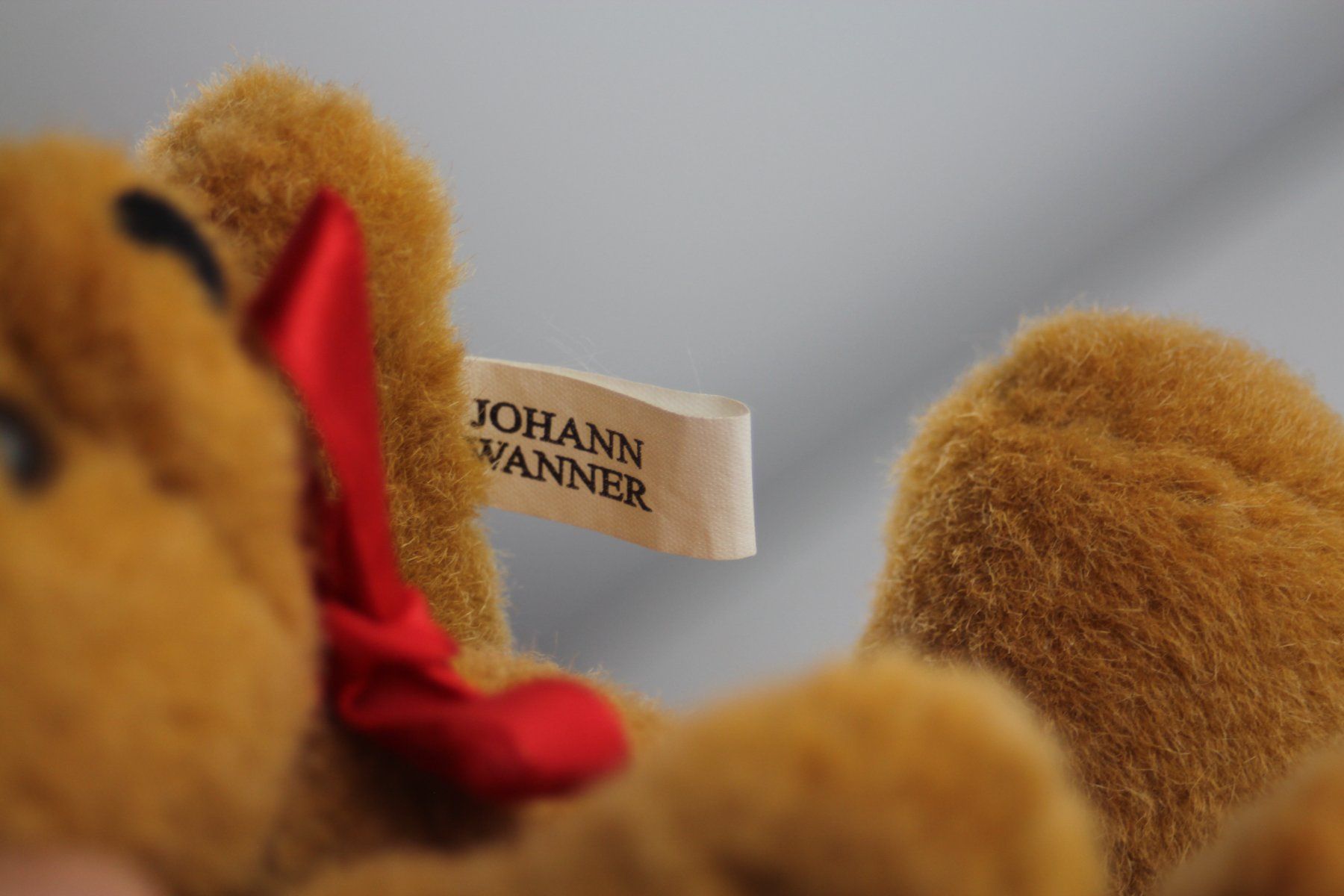 Spielzeuge: Johann Wanner Basel Teddybär mit roter Schleife – Gebraucht aus Basel von IRMAundFRED 2
