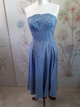 Vintage 50s, enges schulterfreies Kleid  in rauchblau/weiss
