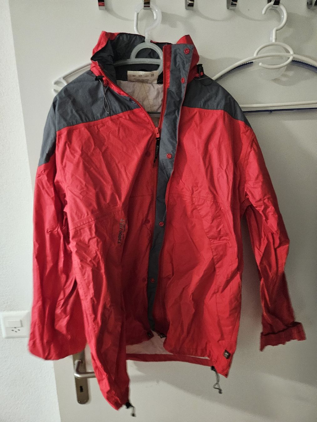 Giacche: Rote Regenjacke Grösse L – Usato da Oberrohrdorf venduto da GabyUr