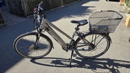 E-Bike Cityrad mit Korb silber gebrauchter Zustand