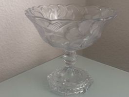 Glasschale auf Fuss, florales Muster, klarer Zustand