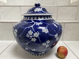 Sehr grosser Porzellan Topf, Kirschblüten. LIMOGES.