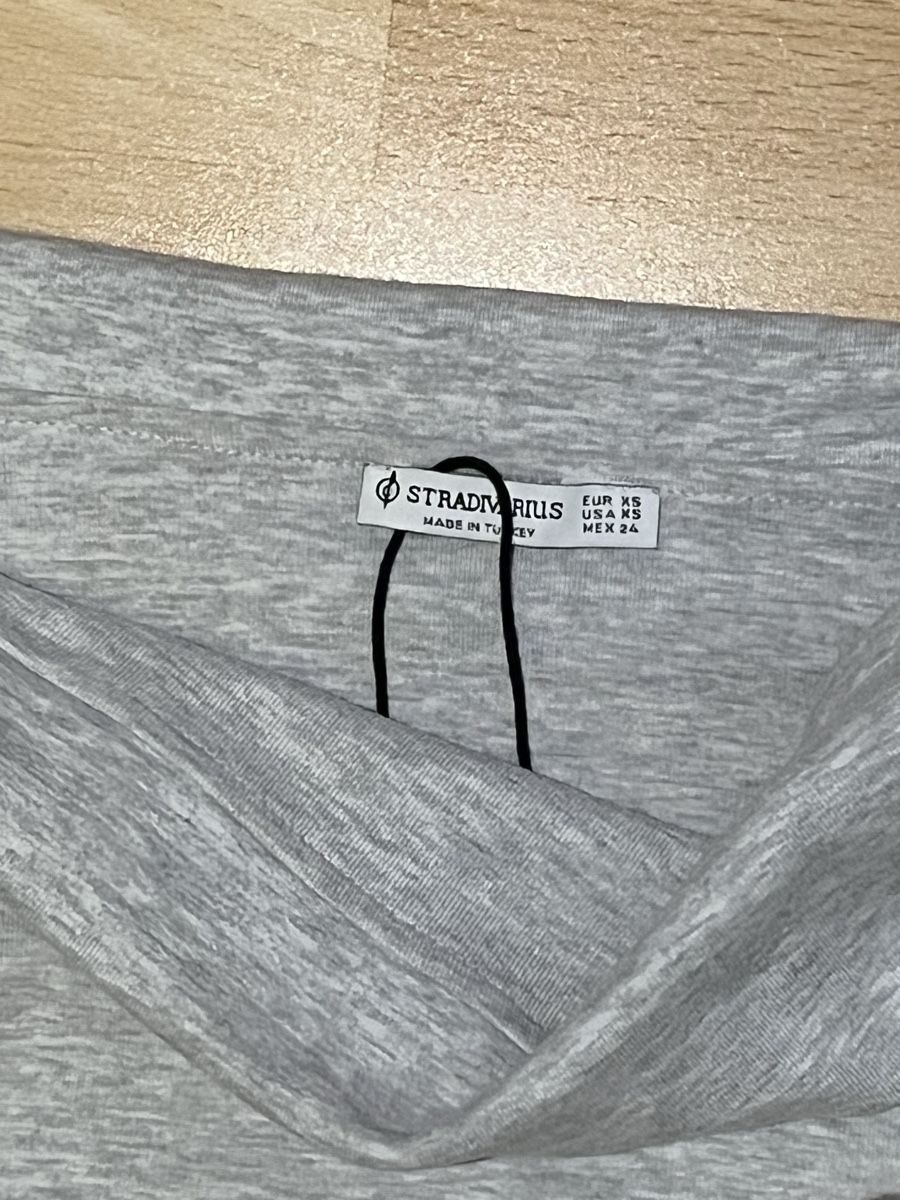 Stradivarius Top: Top Stradivarius gris taille S épaules dénudées – Usato da Semsales venduto da theaa157 1