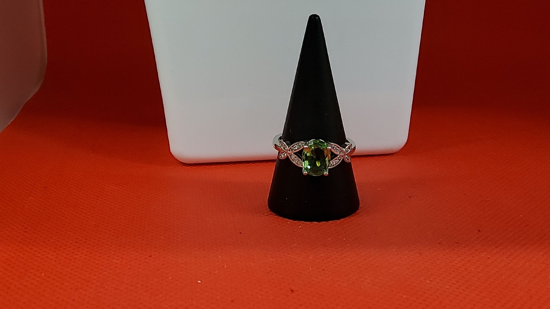 Anelli: Wunderschöner Ring mit grünem Stein, Grösse 57, neu! – Nuovo (secondo la descrizione) da Herisau venduto da Nluanalucas