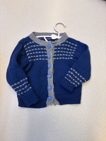 Kinder Strickjacke blau grau mit Knöpfen, handgrmacht