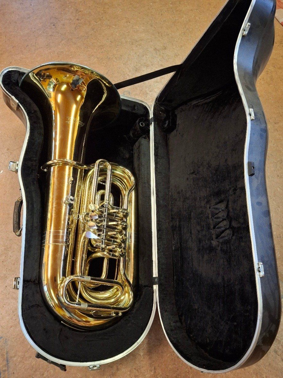 Strumenti musicali: Tuba tuba Cerveny CBB 686, avec étui – Usato da La Neuveville venduto da Nida-Baf