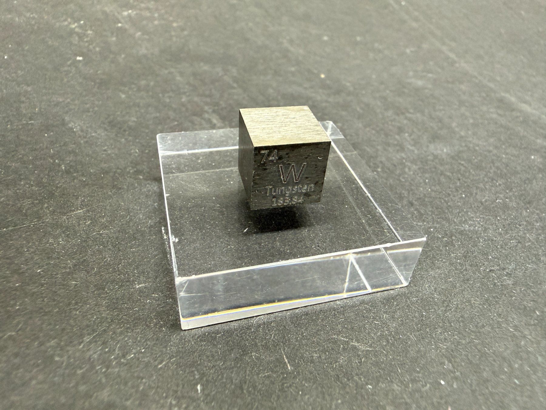 Edelmetalle: Elementwürfel Wolfram 1x1x1 cm mit Gravur auf Display – Neu und originalverpackt aus Lützelflüh-Goldb von Elementis