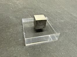 Elementwürfel Wolfram 1x1x1 cm mit Gravur auf Display