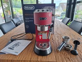 Verkaufe Neuwertige Kaffeemaschine De Longhi Dedica EC685