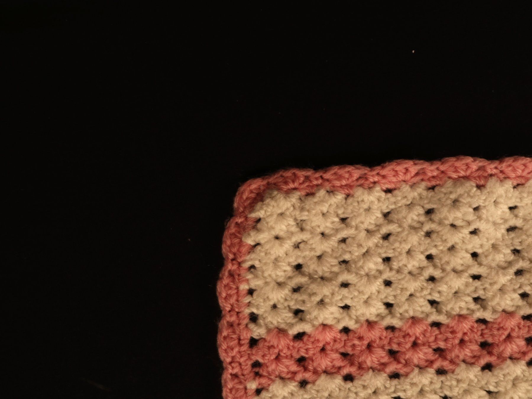 Coperte: HANDARBEIT Gehäkelte Decke weiss/rosa – Usato da Steinen venduto da Restwert_Steinen 6