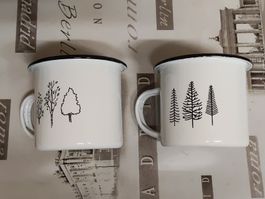 2 Emailbecher mit Waldmuster, neuwertig, Camping, Outdoor