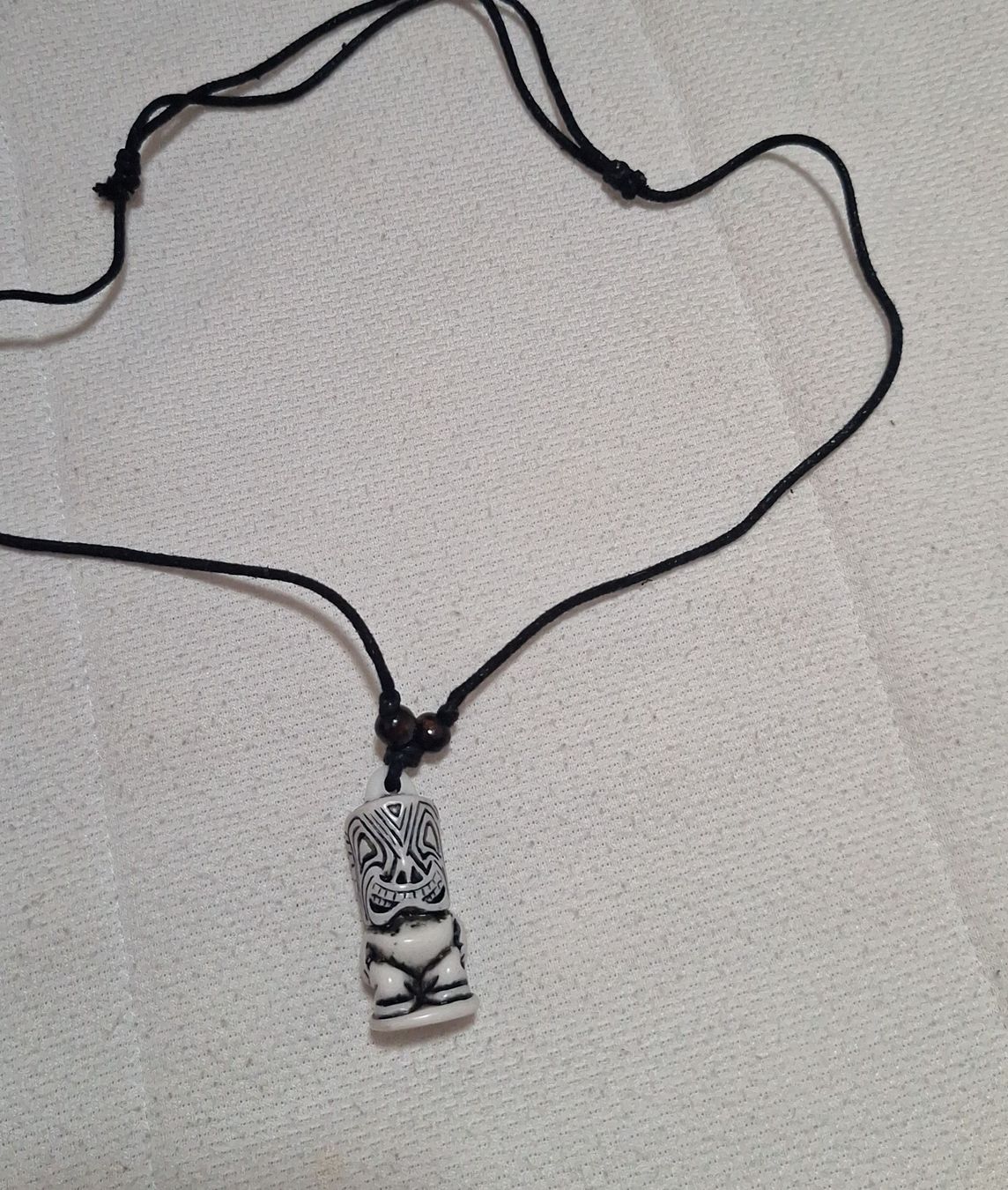 Catenine: Collier tiki avec cordon noir – Usato da Crans VD venduto da Yobia8