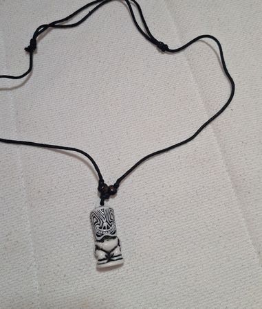 Collier tiki avec cordon noir