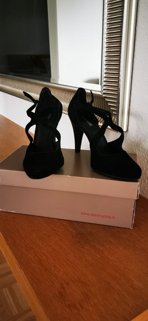 Scarpe da donna: Chaussures – Nuovo (secondo la descrizione) da Genève venduto da rescateCH
