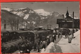 WENGEN Bahnhof mit Bahn - belebt - Skifahrer