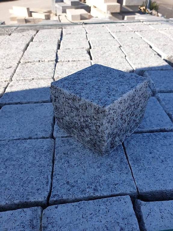 Rivestimenti per pavimenti: Pavés en granit – Usato da Corsier-sur-Vevey venduto da hel_lvr5