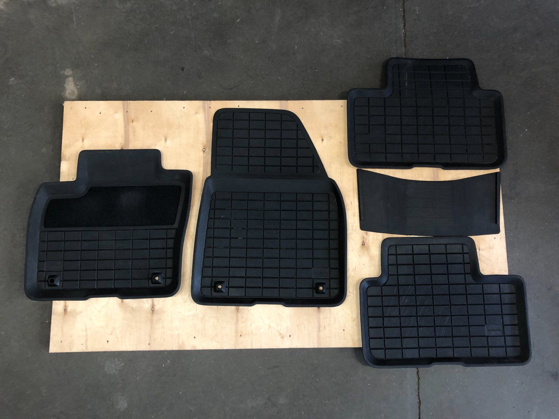 Volvo Tappeti & Tappetini: Allwettermatten Gummi Volvo XC40 Original – Usato da Kriessern venduto da schwedenstahl_fan
