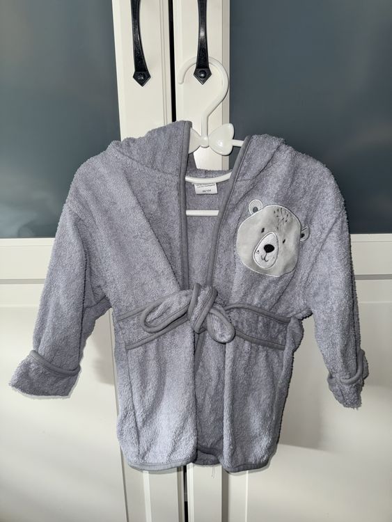 Peignoirs: Flauschiger Bademantel mit Bär-Applikation, Grösse 98/104 – D'occasion à Basel par car_l7yd